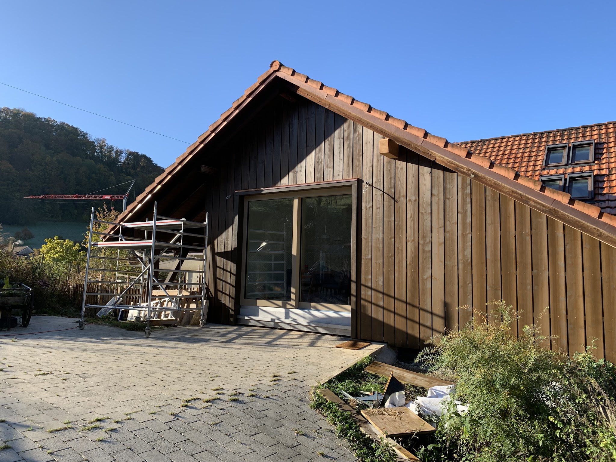 Fertiggestellter Holz-Anbau mit grossem Schiebefenster